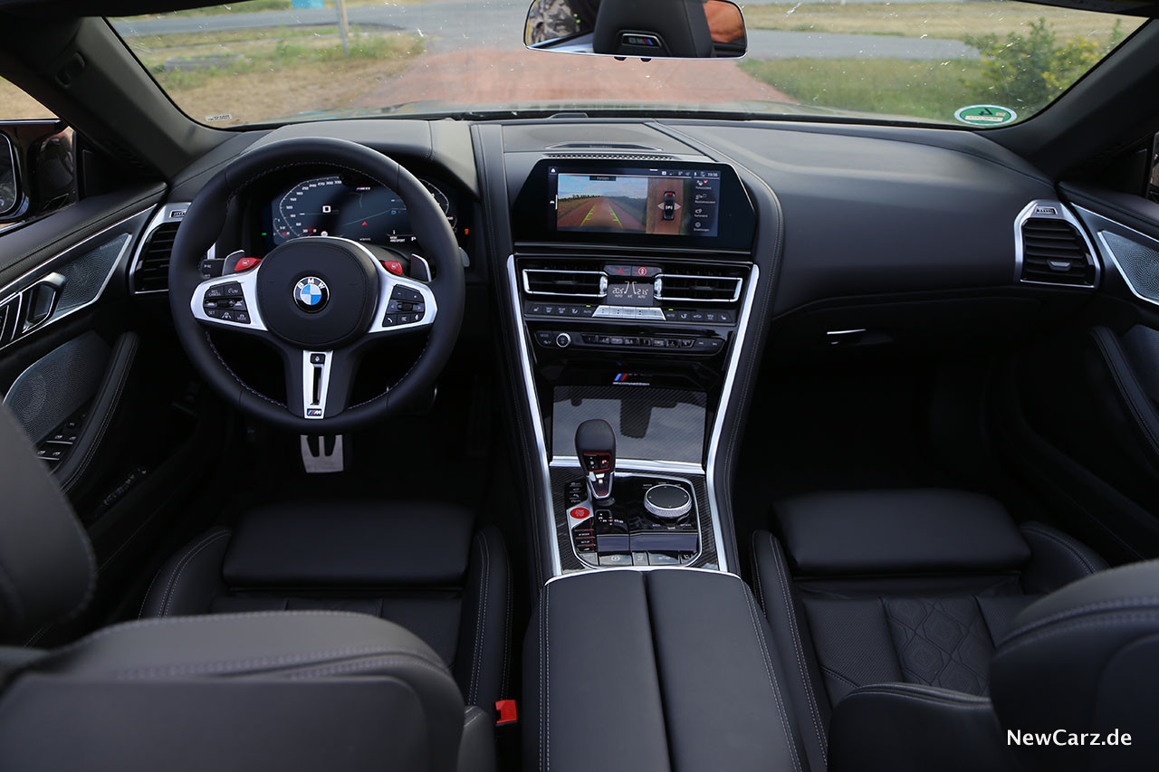 Foto: BMW M8 Competition Cabrio, Tasten im Lenkrad, Schaltwippe